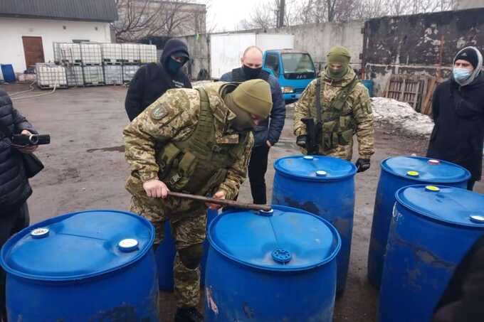 Мобильный розлив: в Чернигове на автостоянке развернули сбыта суррогата