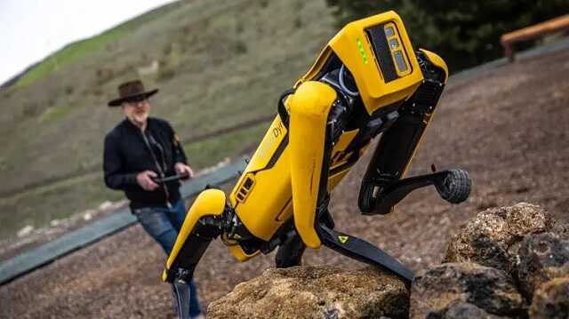 Роботы Boston Dynamics трудоустроились вместо людей в разных отраслях