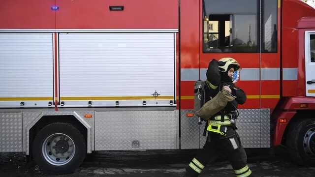 В Омске на набережной загорелась крыша дома