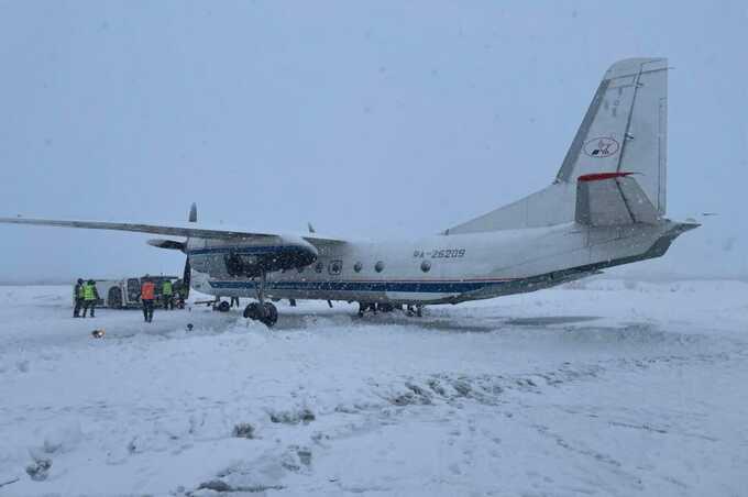 Самолёт Ан-26 выкатился за пределы взлётно-посадочной полосы в аэропорту Елизово