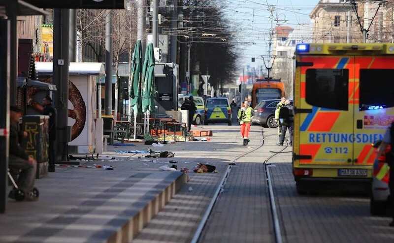 В Германии, в городе Мангейм, автомобиль въехал в толпу людей, в результате чего есть пострадавшие