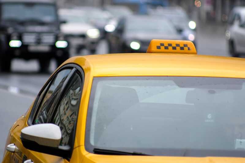 В Самаре мигрант попытался изнасиловать и ограбить женщину в такси
