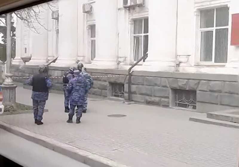 В Севастополе из-за свёртка под автомобилем огородили территорию рядом со зданием Заксобрания