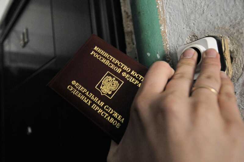 В Приморье должник по алиментам попытался скрыться от приставов, сбежав через окно