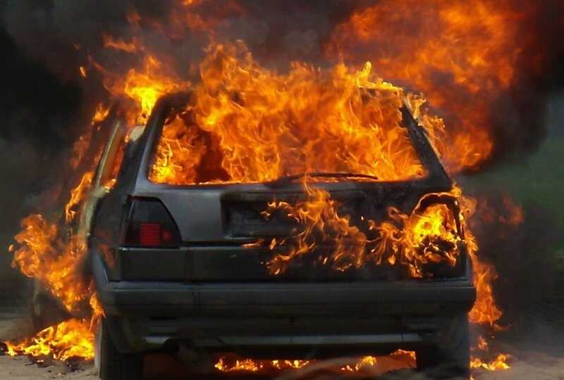 В Уфе женщина подожгла автомобиль соседа и напала на его супругу
