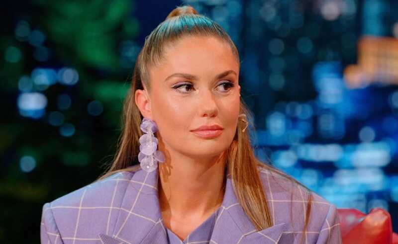 Агата Муцениеце не смогла сдержаться и ушла с красной дорожки после вопросов о сыне