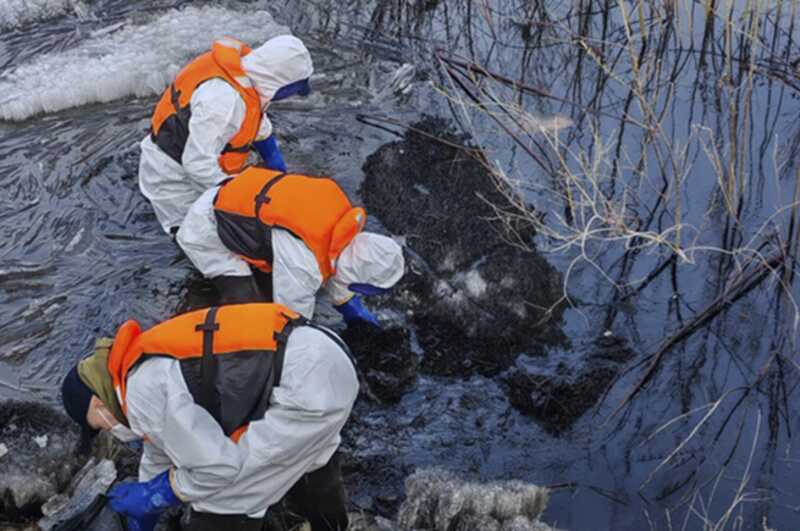 В Якутске выявили утечку нефтепродуктов в воды реки Лены