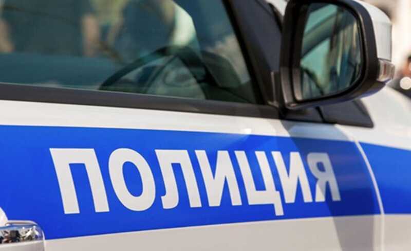 ФСБ и полиция проводят проверку подозрительного автомобиля в Москве на наличие взрывчатых веществ