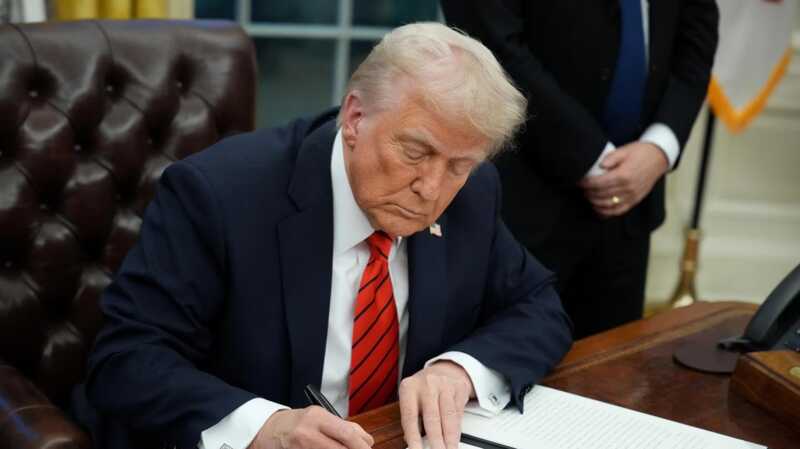 Дональд Трамп подписал закон, связанный с регулированием стейблкоинов