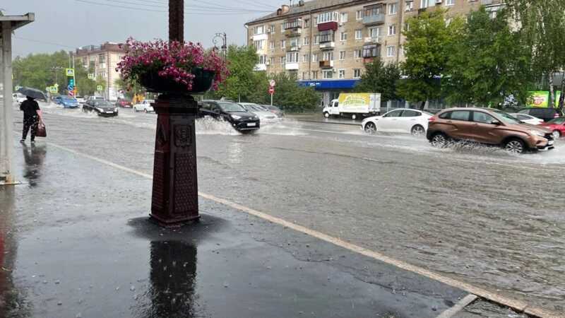Две женщины оказались внутри автомобиля, окружённого огромной лужей, в центре Москвы