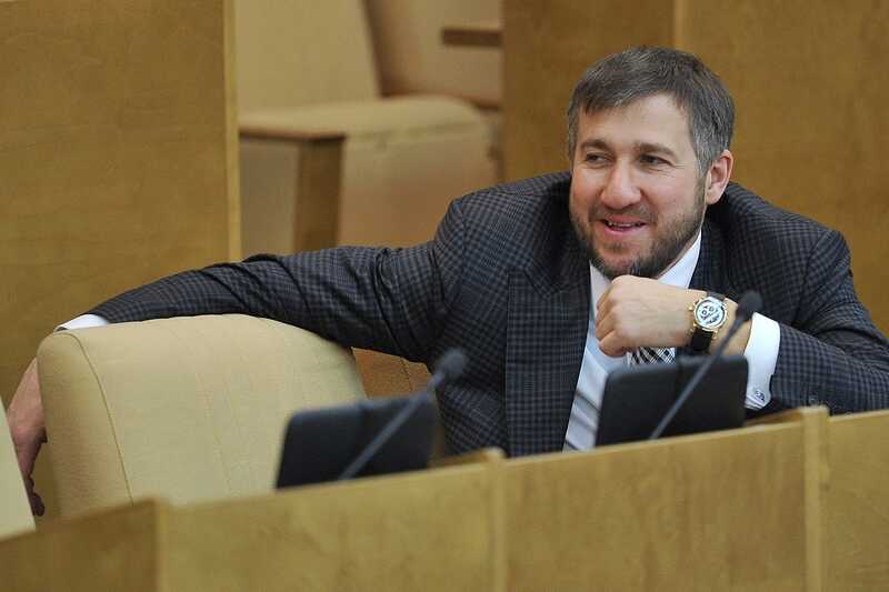 Парламентарию Григорию Аникеву было предложено задействовать контакты для уменьшения напряжённости между Москвой и Баку