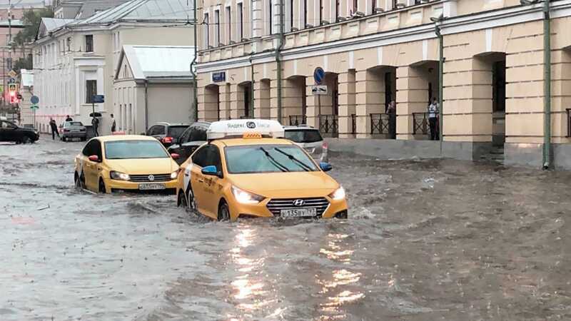 После сильного ливня поселок Никель в Мурманской области оказался затоплен