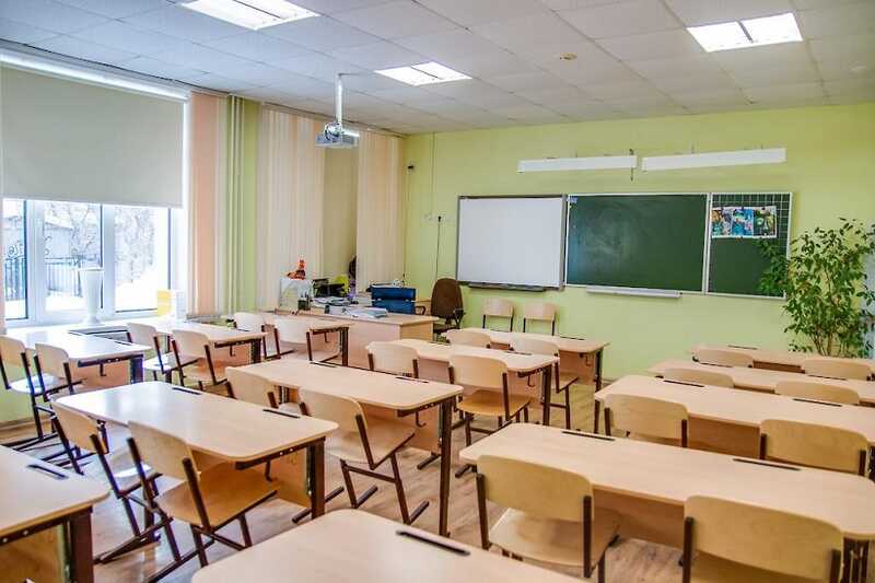 Школа в Подмосковье стала платной за две недели до начала учебного года